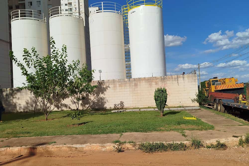 Reservatório de água tubular com quatro caixas d'água lado a lado