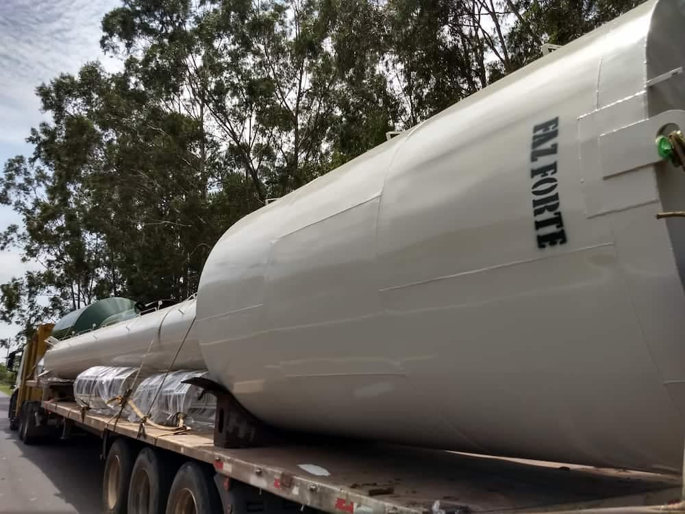 Caixa d'água tipo taça da Faz Forte deitada em caminhão sendo transportada