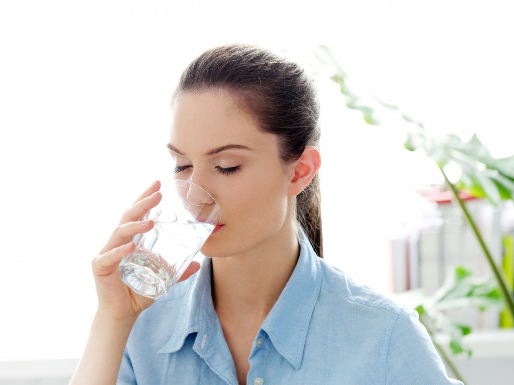 mulher-bebendo-agua-da-caixa-d-agua-tipo-taca-pode-ser-bebida