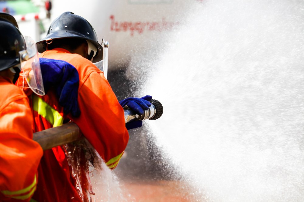 bombeiro usando reservatorio para combate a incendio