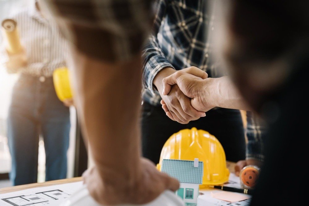 equipe negociando com fornecedores da construção civil