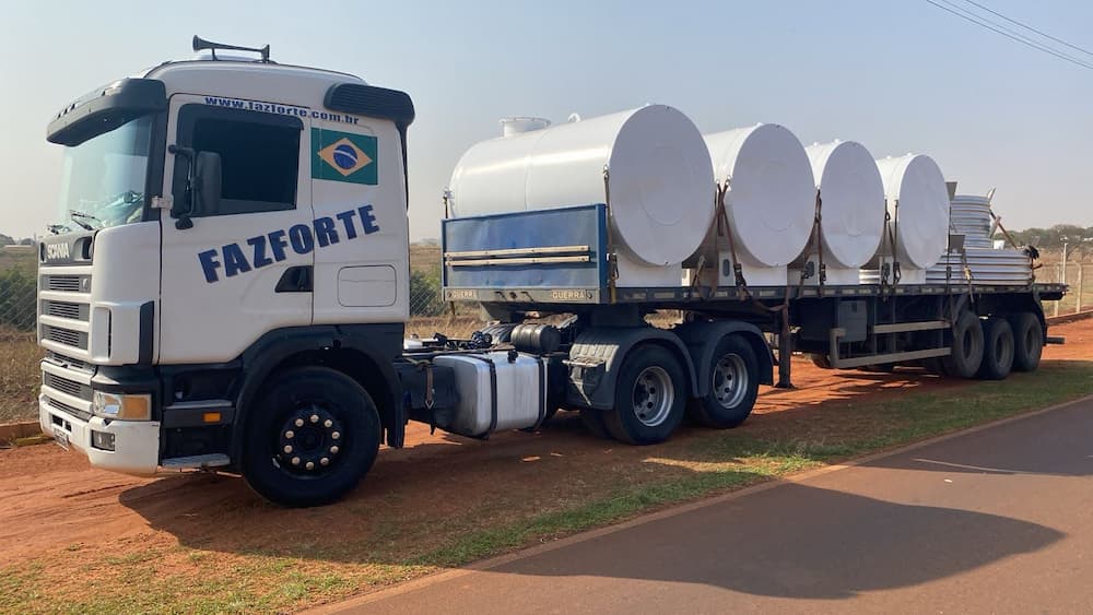 Caminhão da Faz Forte transportando armazenamento de combustível