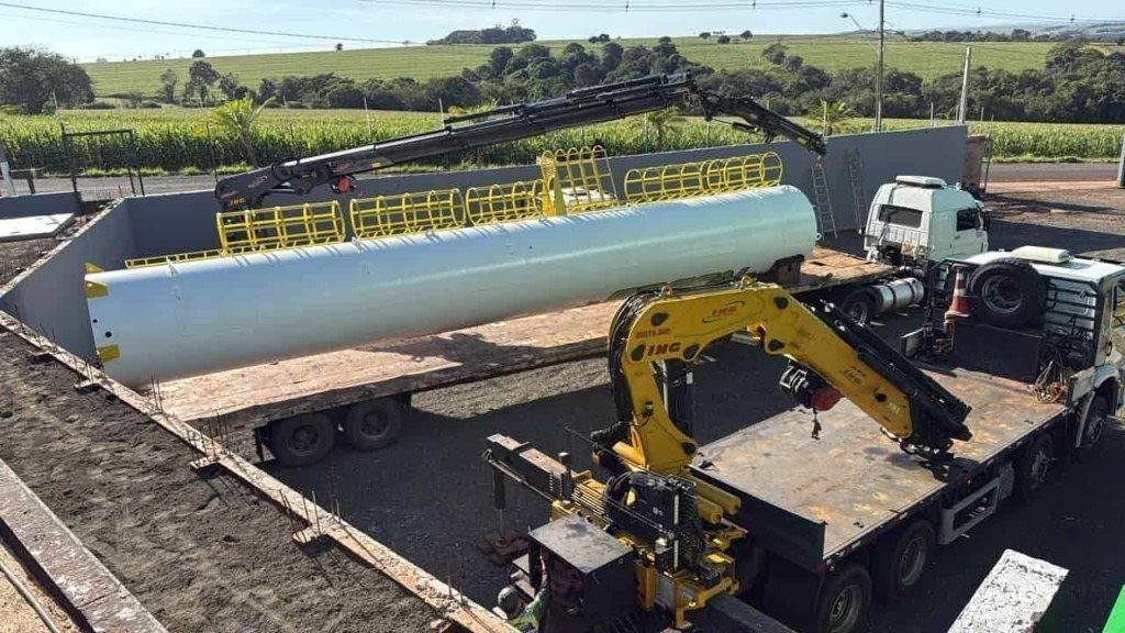 Caixa d’água da Faz Forte sendo levantada por máquina