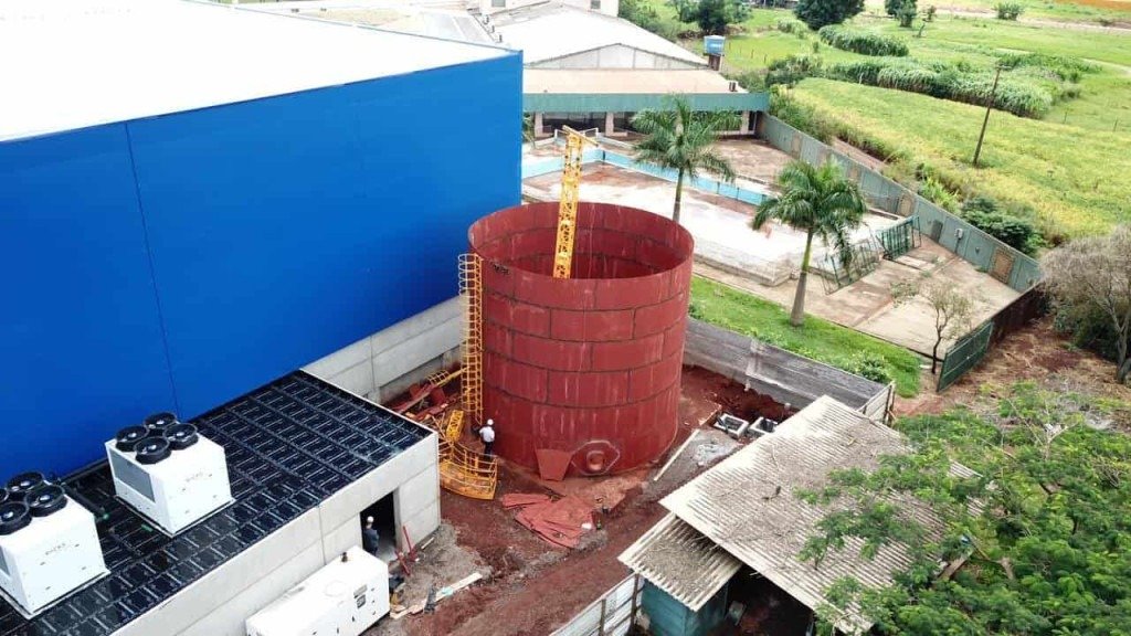 Caixa d'água de grande porte em construção