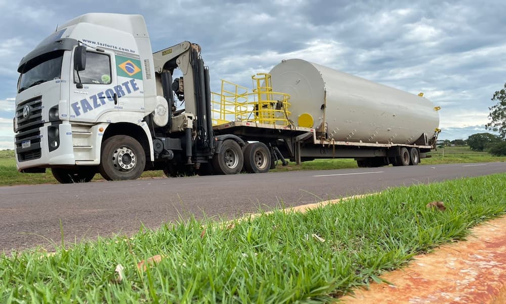 Caminhão da Faz Forte carregando tanque de combustível para instalação