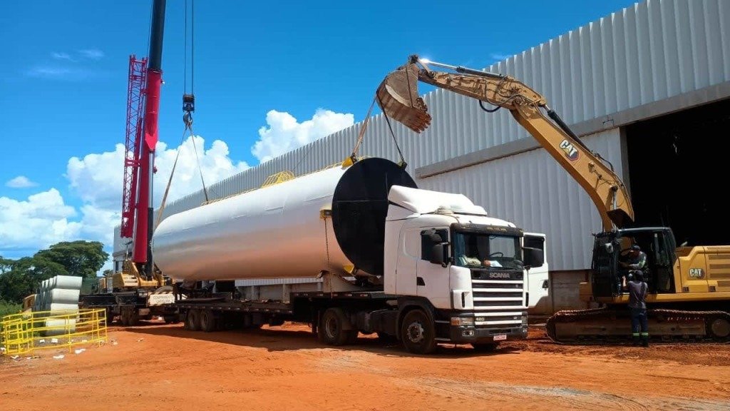 Caminhão com tanque para armazenamento de água
