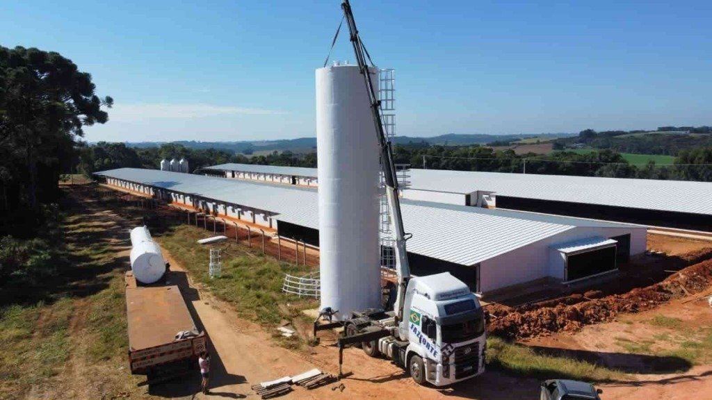 Visão de cima de caminhão da Faz Forte em fazenda para instalar caixa d'água