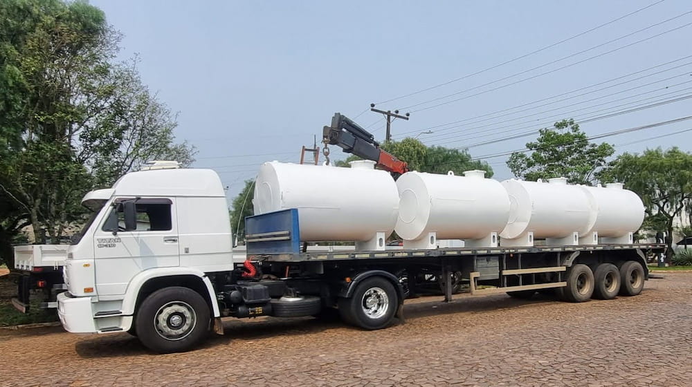 Caminhão carregando tanque de combustível para fazenda