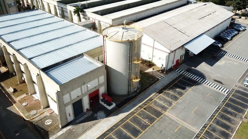 Caixas D’água Metálicas vistas de cima em fábrica