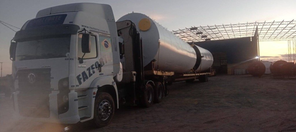Caminhão da Faz Forte carregando Caixas d’água metálicas deitadas