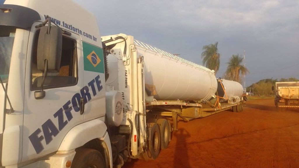caminhao da faz forte transportando caixa dagua tubular