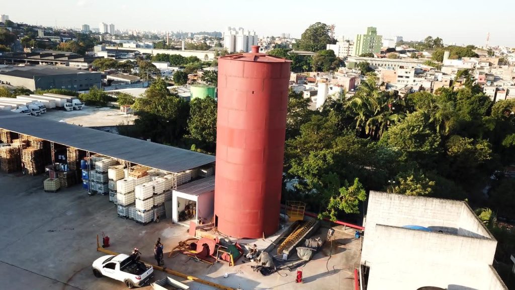 reservatorio metalico sendo reformado